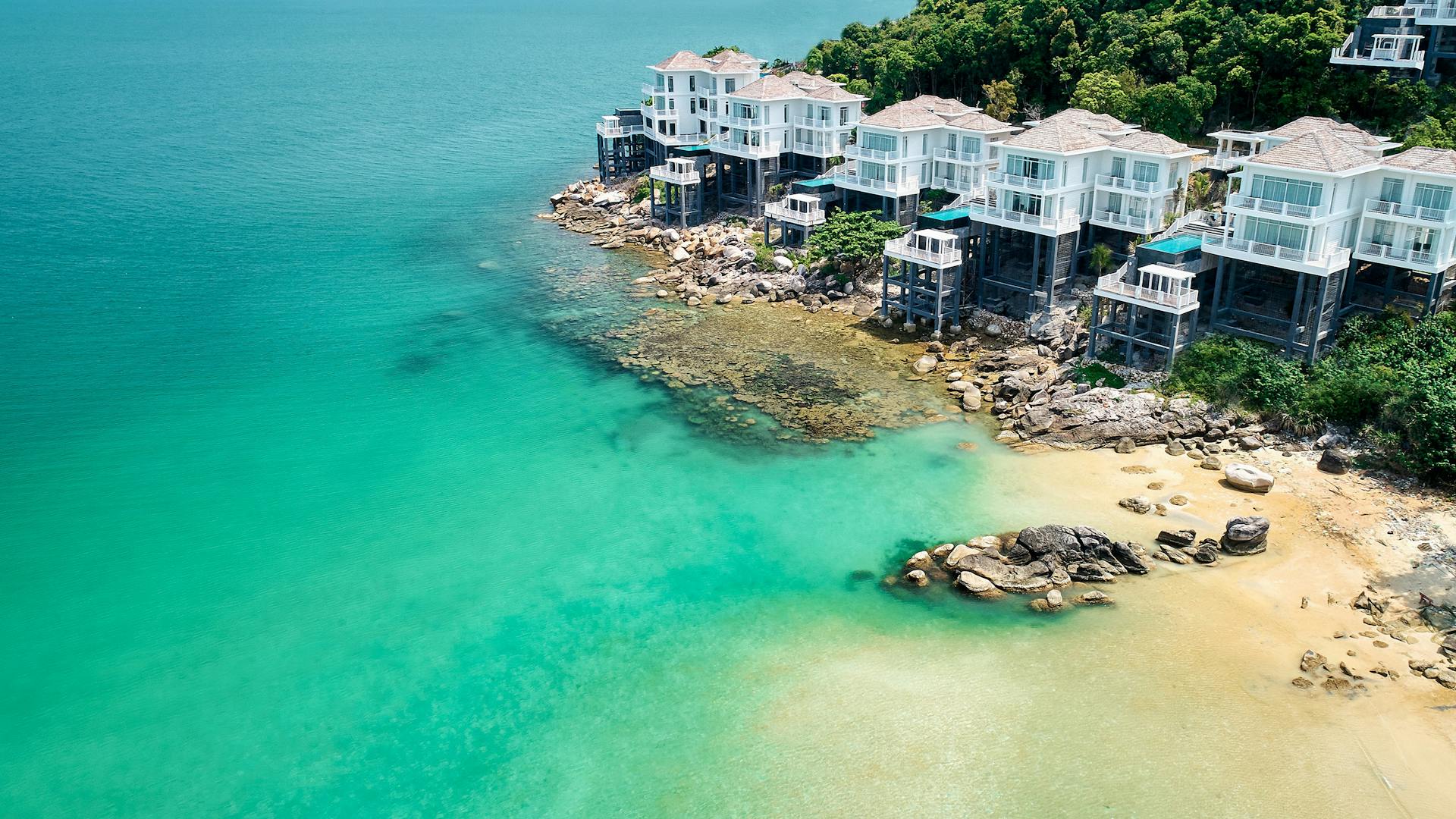 חופשה במקסיקו Turquoise Caribbean water and tropical coastline in Jamaica