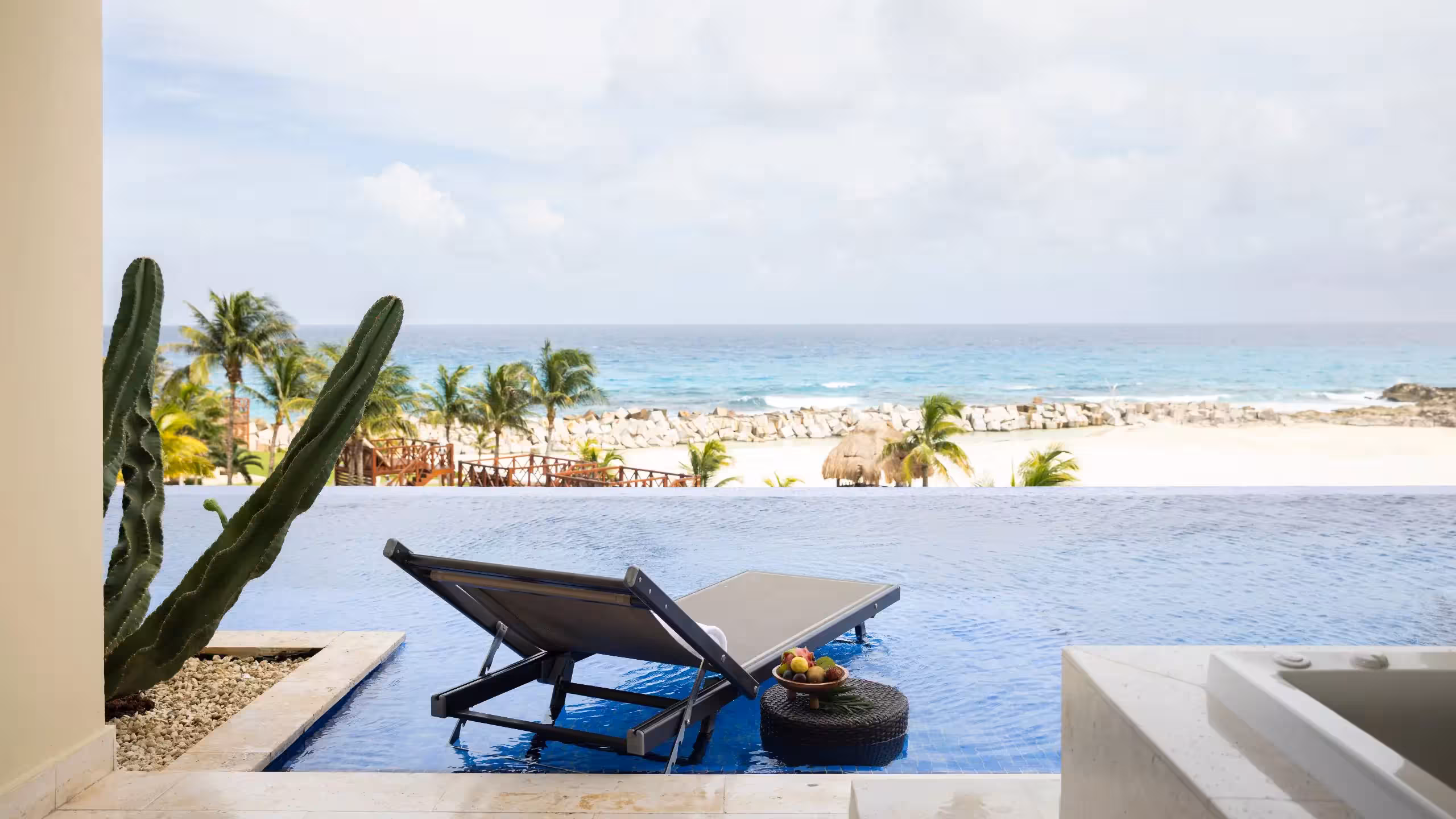 חזית Hyatt Ziva Cancun והבריכה מול החוף
