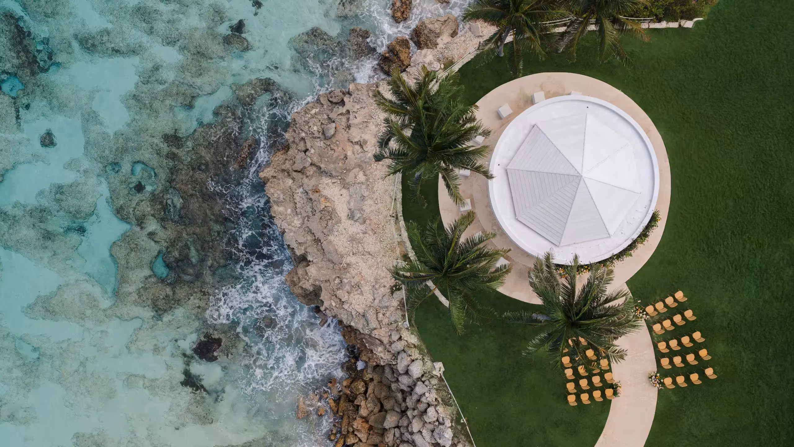 בריכה מול הים ואזור ישיבה ב־Hyatt Ziva Cancun