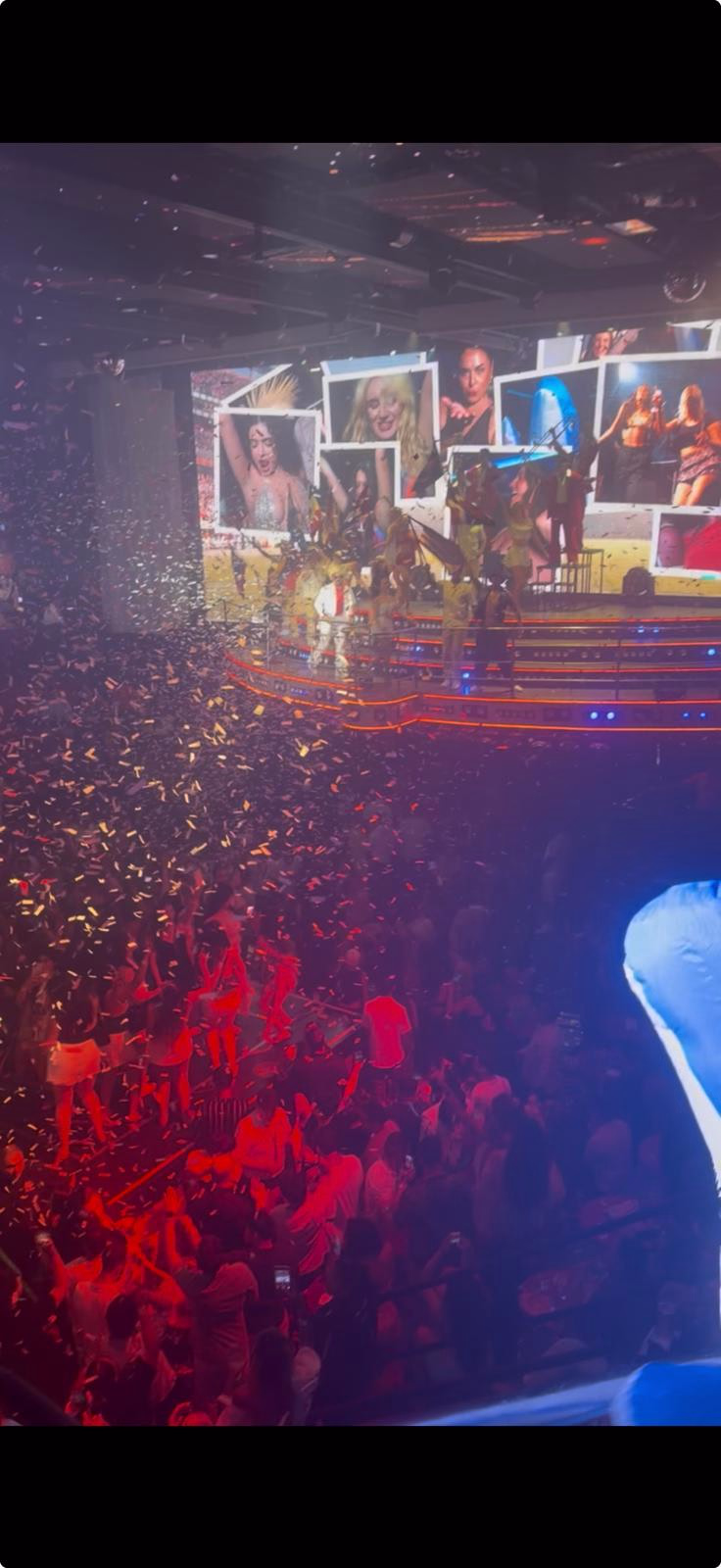 חופשה במקסיקו Confetti and a large performance stage at Coco Bongo Cancun
