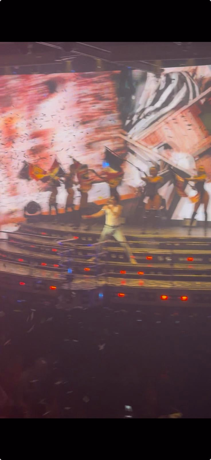 חופשה במקסיקו Costumed performers on the illuminated steps at Coco Bongo Cancun