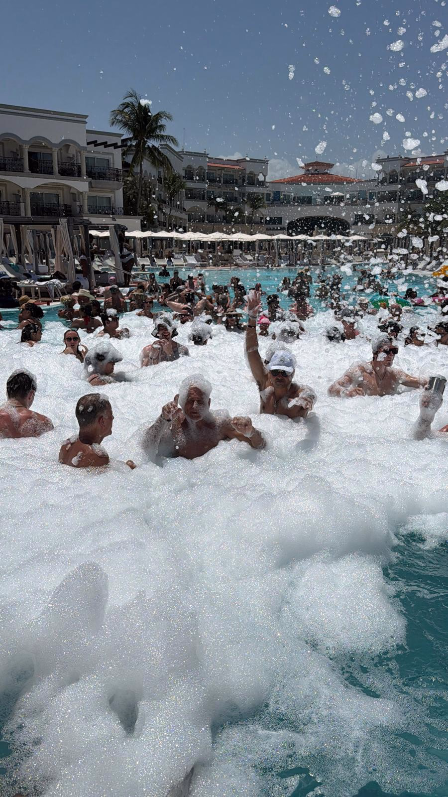 חופשה במקסיקו Foam party in a swimming pool at Hyatt Vivid Playa del Carmen during Mrs. Simi A.'s group trip