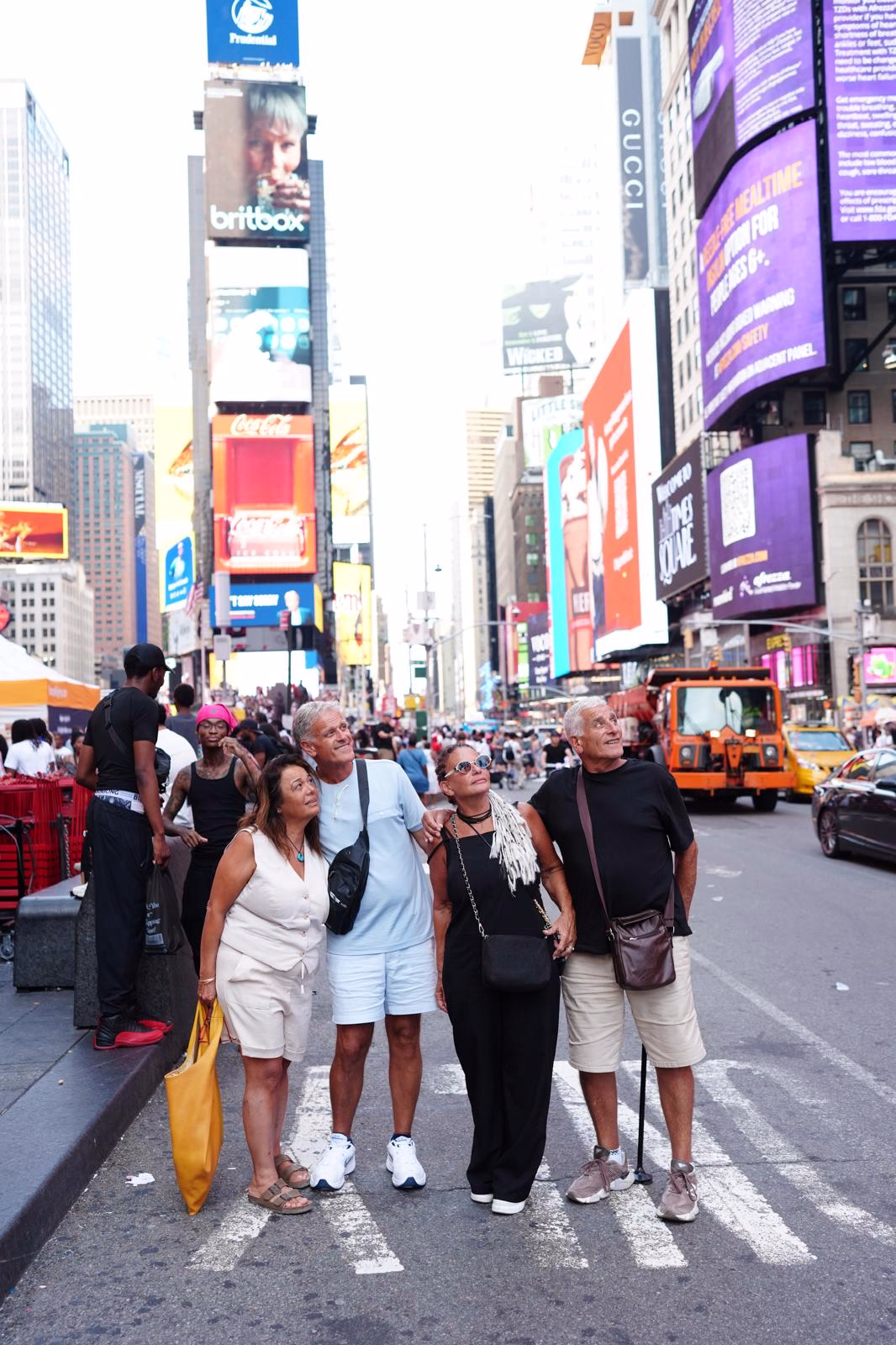 חופשה במקסיקו Four travelers from Mrs. Simi A.'s group posing on the street in Times Square, New York