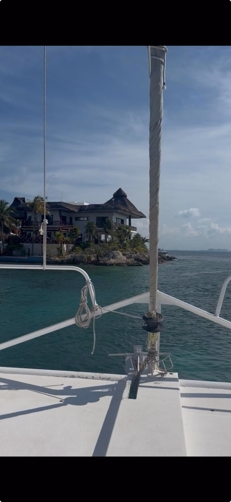 חופשה במקסיקו View from the bow of a sailing boat during the group's Caribbean excursion