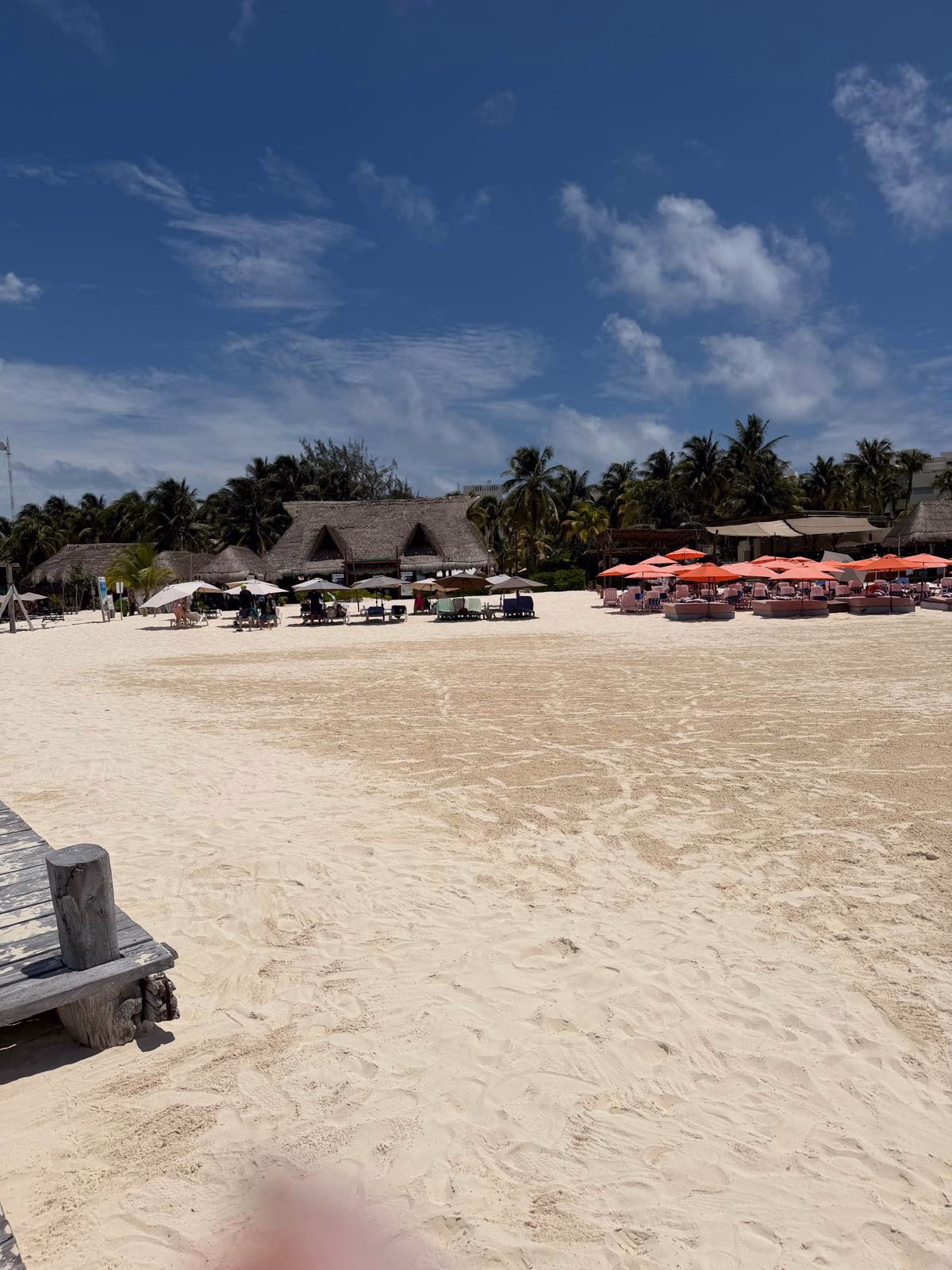 חופשה במקסיקו Wide sandy beach with colorful loungers during the group's Cancun stay