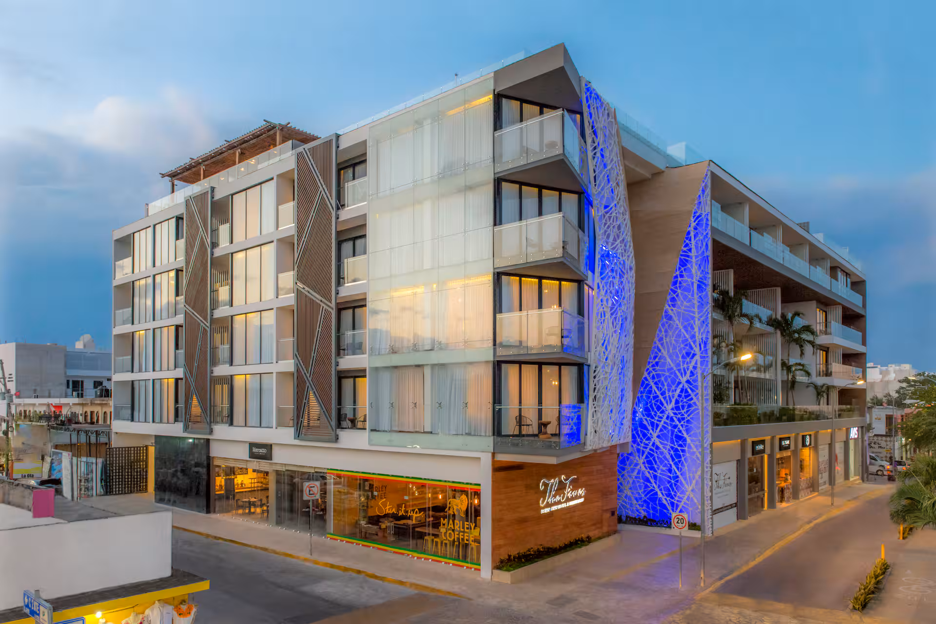 בריכה מול הים ואזור ישיבה ב־The Fives Downtown Playa del Carmen
