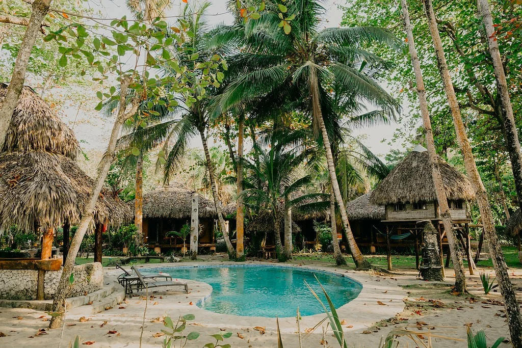 בריכת Natura Cabana Boutique Hotel & Spa Cabarete בשעת ערב