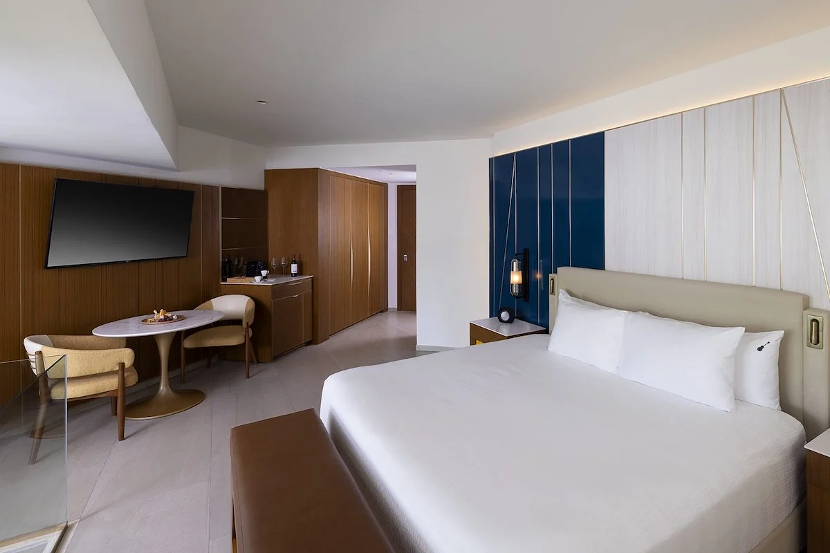 בריכה מול הים ואזור ישיבה ב־Hard Rock Hotel & Casino Punta Cana