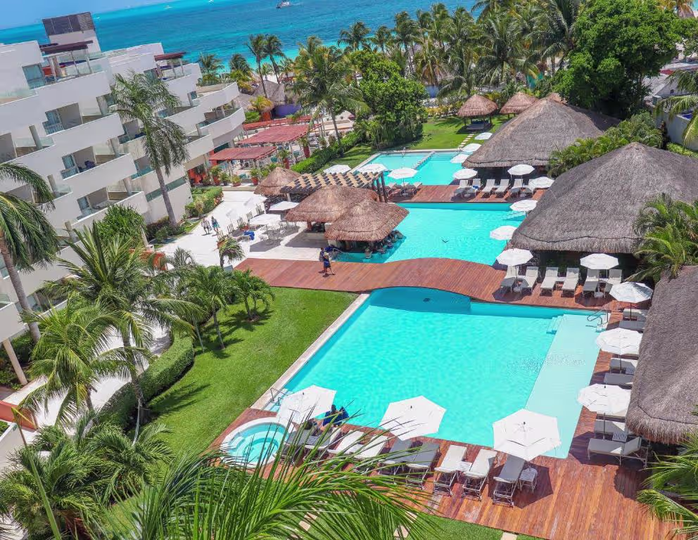 בריכת Privilege Aluxes Adults Only Isla Mujeres בשעת ערב