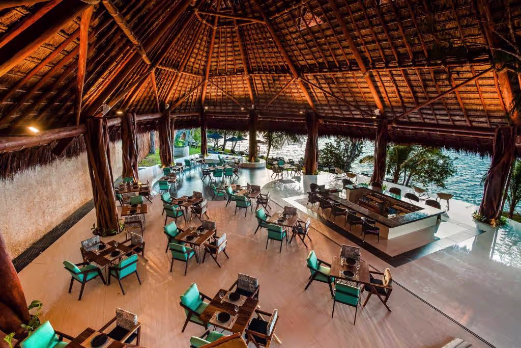 חזית MIA Bacalar Luxury Resort & Spa והבריכה מול החוף