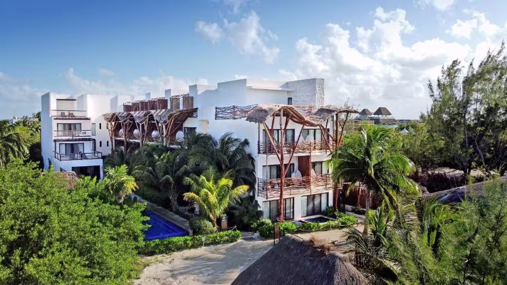 חזית Impression Isla Mujeres by Secrets והבריכה מול החוף