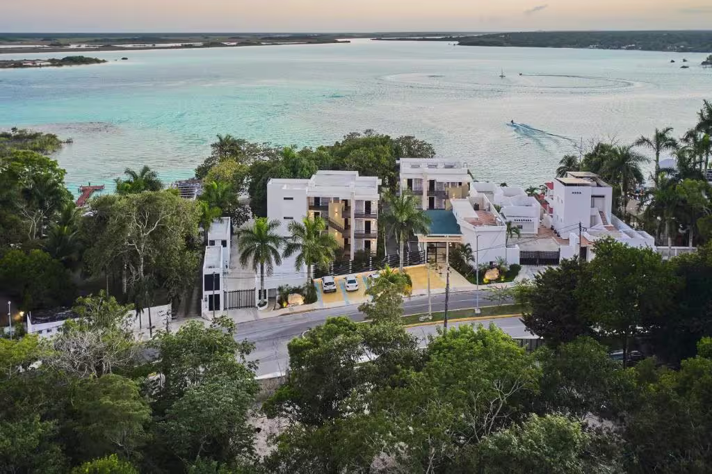 בריכה מול הים ואזור ישיבה ב־Cristalino Lagoon Front Bacalar