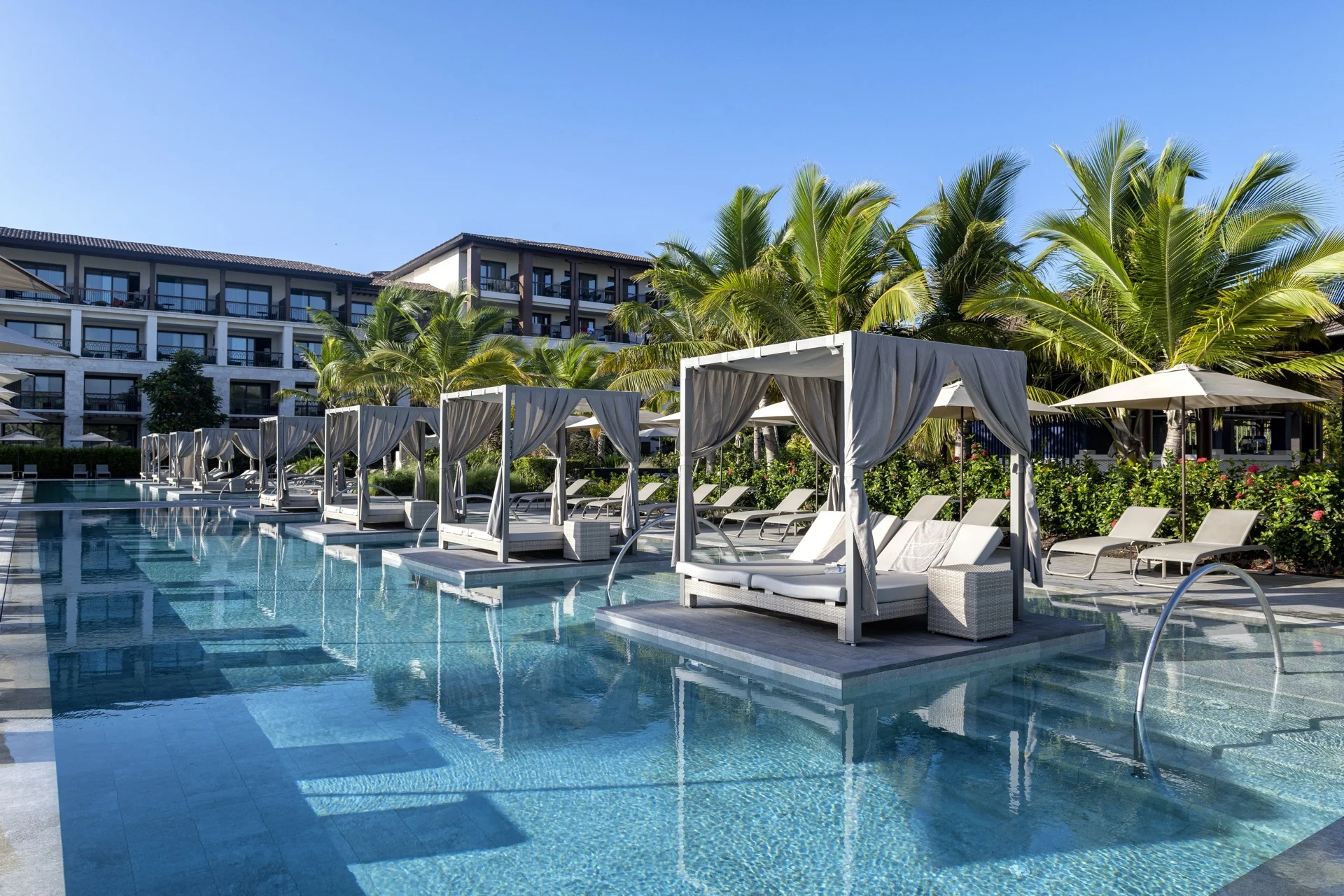 חזית Lopesan Costa Bavaro Punta Cana והבריכה מול החוף