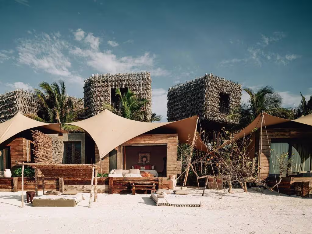 בריכה מול הים ואזור ישיבה ב־Nomade Holbox
