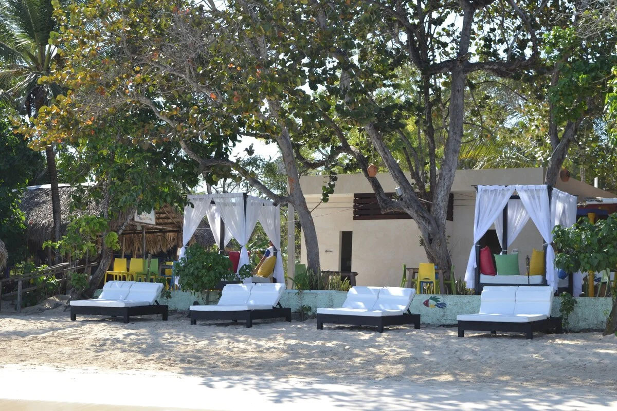 בריכת Paradise Island Beach Resort Punta Rucia בשעת ערב