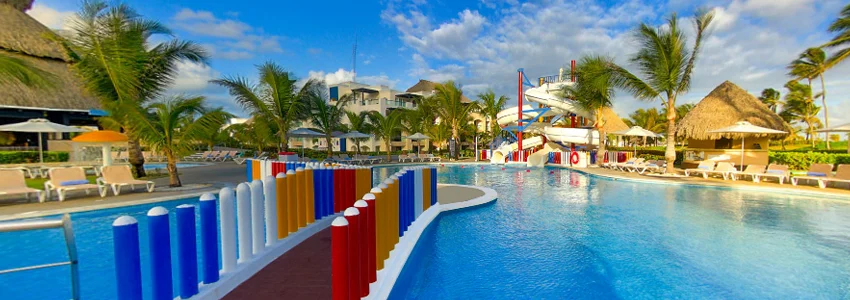 חזית Hard Rock Hotel & Casino Punta Cana והבריכה מול החוף