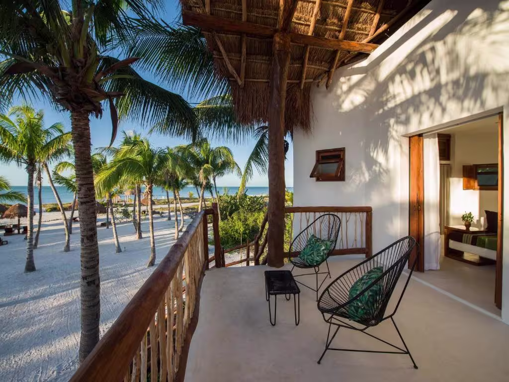 בריכה מול הים ואזור ישיבה ב־Villas HM Palapas del Mar Holbox