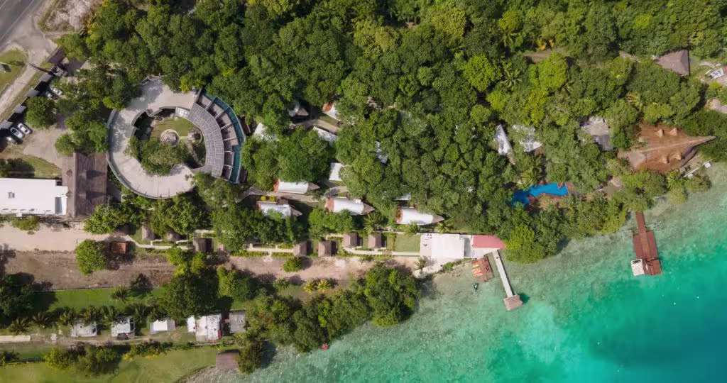 בריכה מול הים ואזור ישיבה ב־MIA Bacalar Luxury Resort & Spa