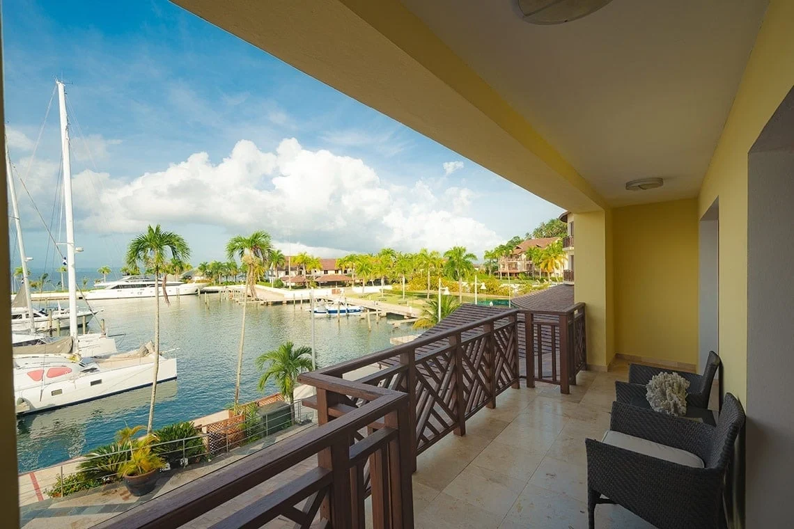 בריכת The Bannister Hotel & Yacht Club Samaná בשעת ערב