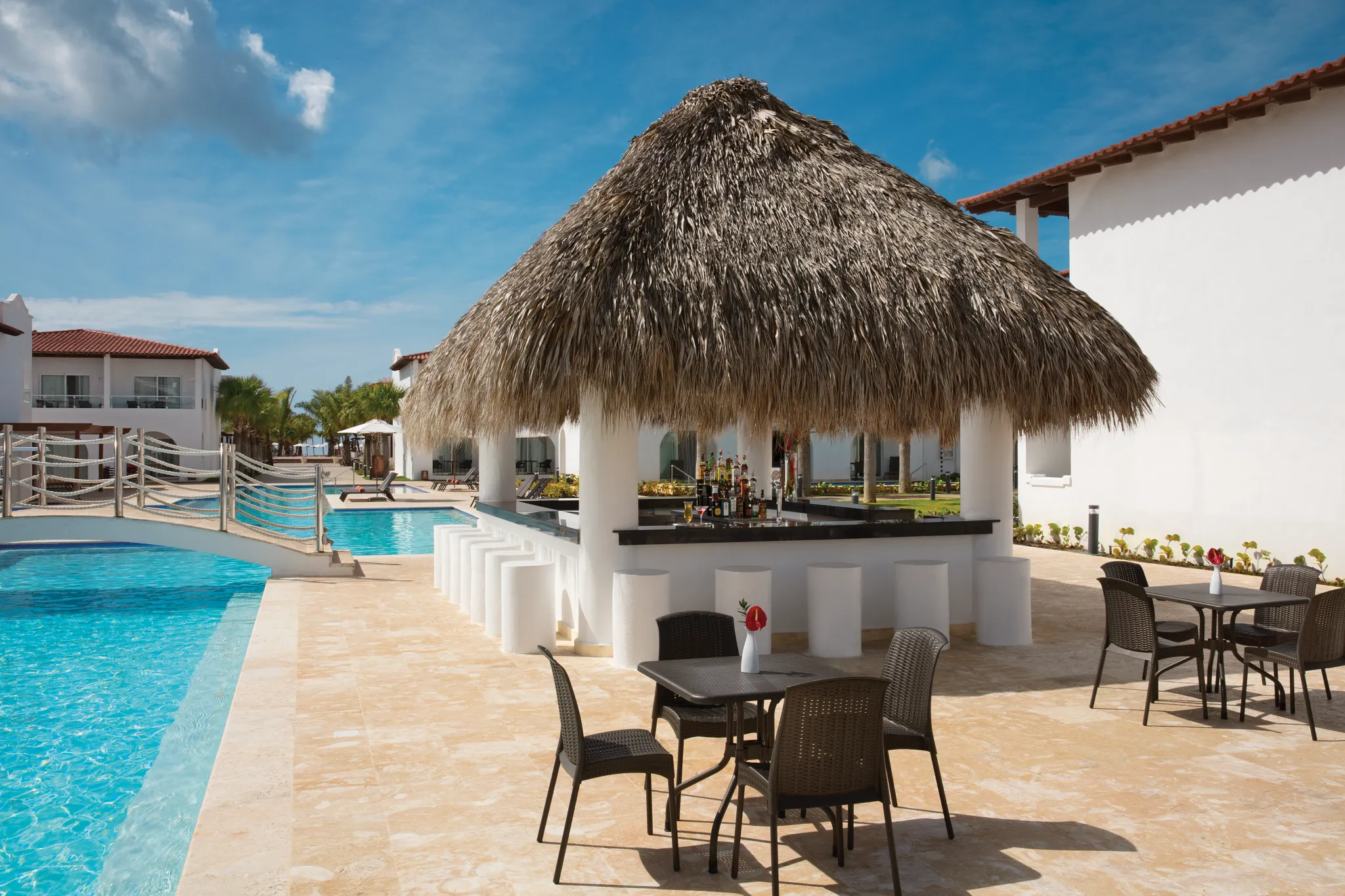 חזית Dreams Dominicus La Romana והבריכה מול החוף
