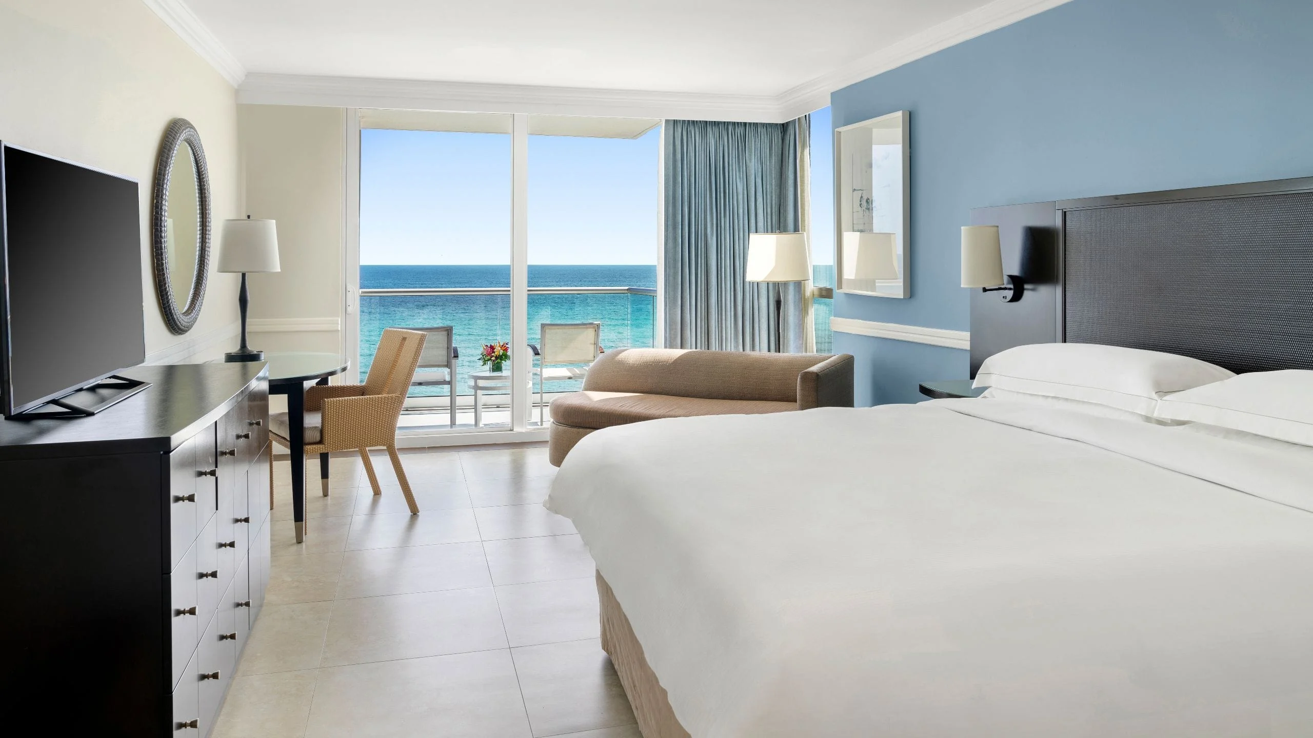 חזית Hilton Rose Hall Resort & Spa והבריכה מול החוף