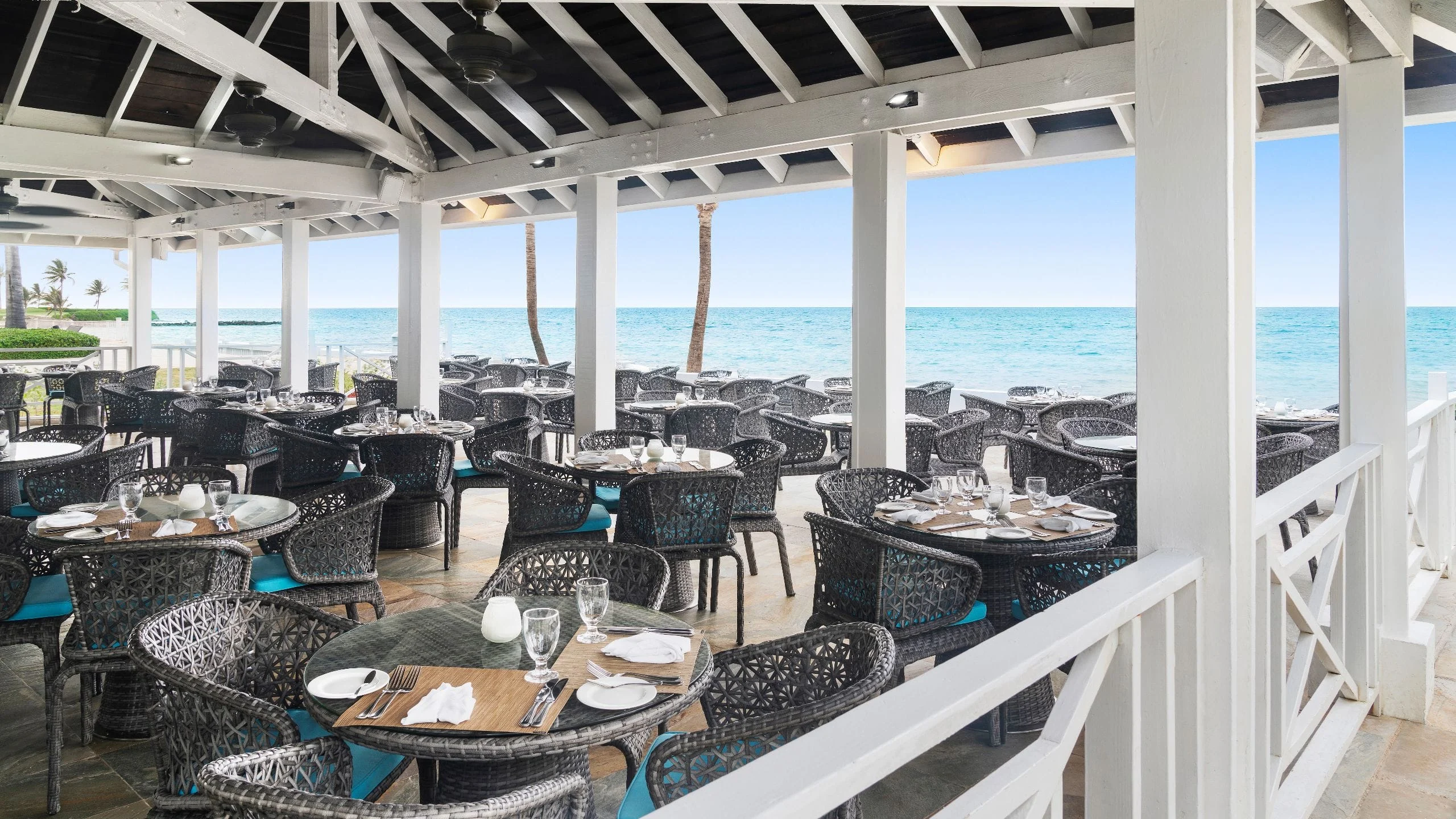 סוויטה עם אזור ישיבה ב־Hilton Rose Hall Resort & Spa