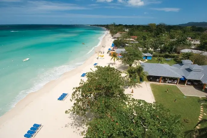בריכה מול הים ואזור ישיבה ב־Grand Pineapple Beach Negril