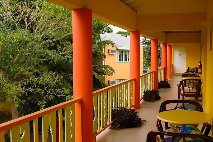 חזית Grand Pineapple Beach Negril והבריכה מול החוף