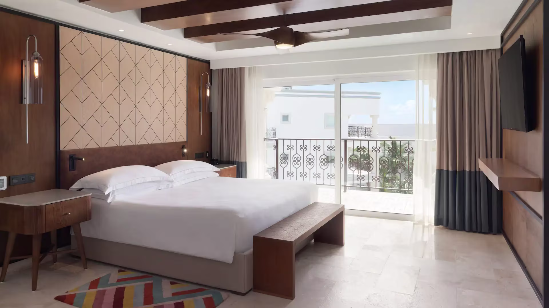 בריכה מול הים ואזור ישיבה ב־Hyatt Vivid Playa del Carmen