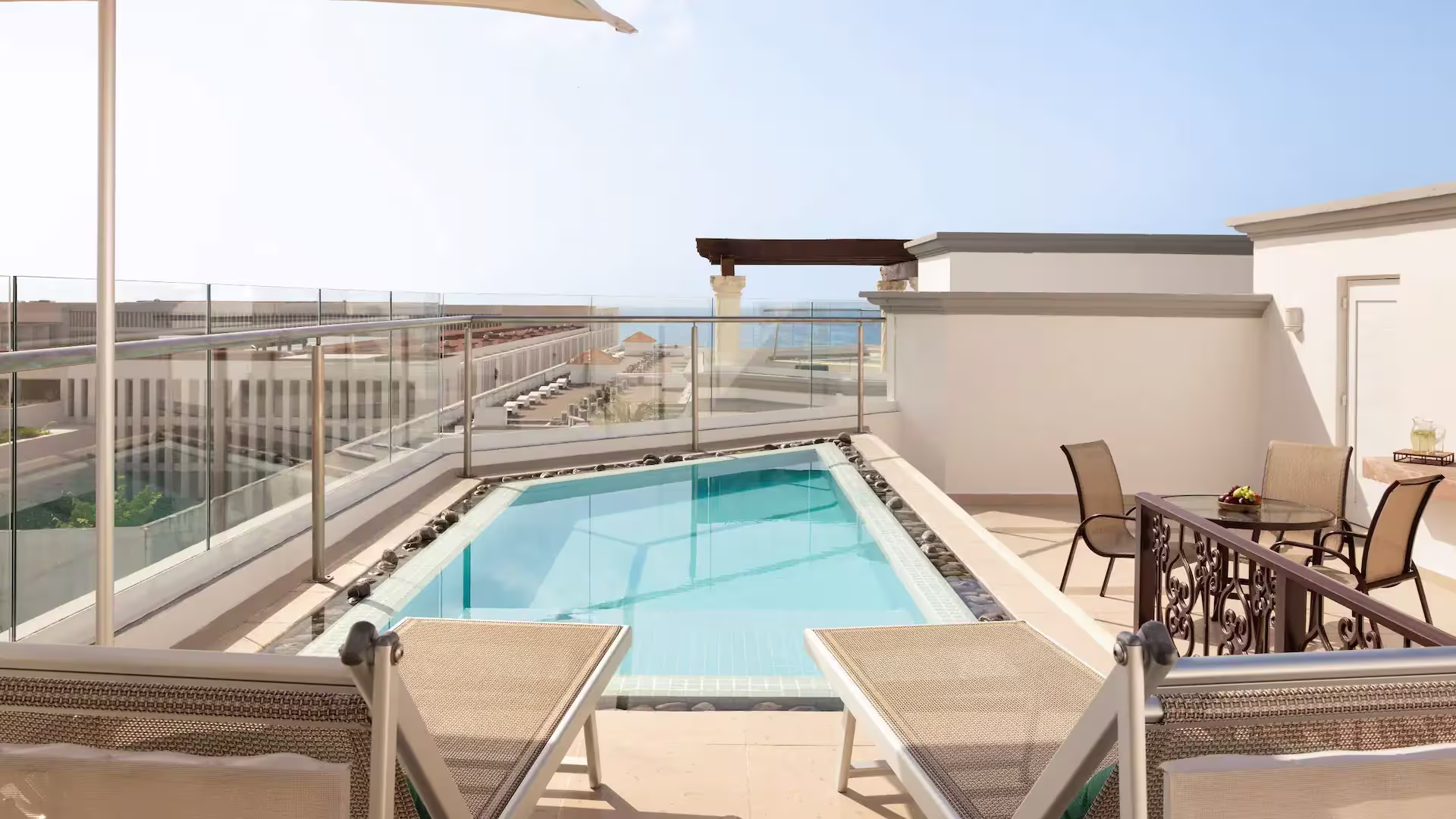 חזית Hyatt Vivid Playa del Carmen והבריכה מול החוף