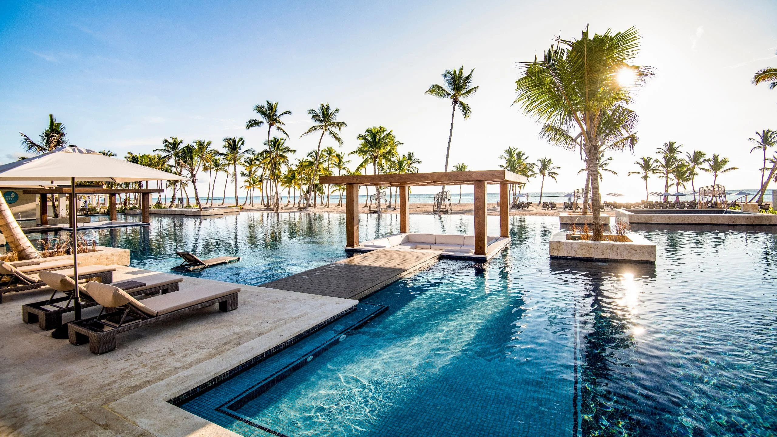 חזית Hyatt Zilara Cap Cana והבריכה מול החוף