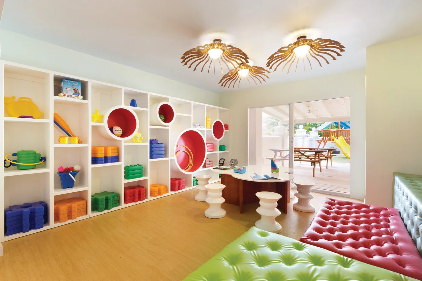 חזית Hyatt Ziva Rose Hall והבריכה מול החוף