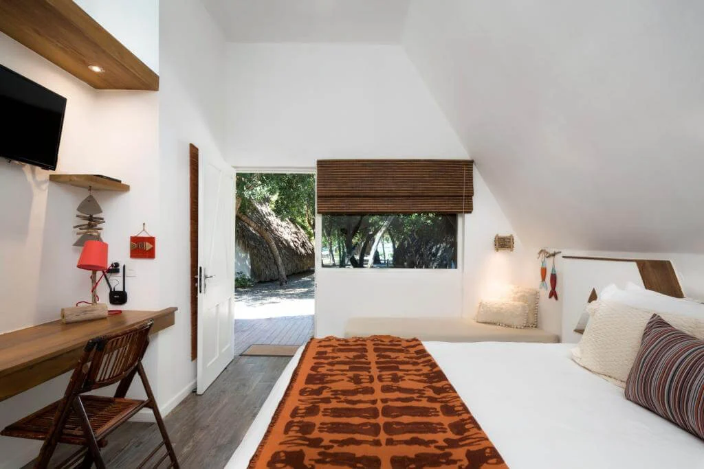 בריכה מול הים ואזור ישיבה ב־Punta Rucia Lodge Hotel Boutique & Spa