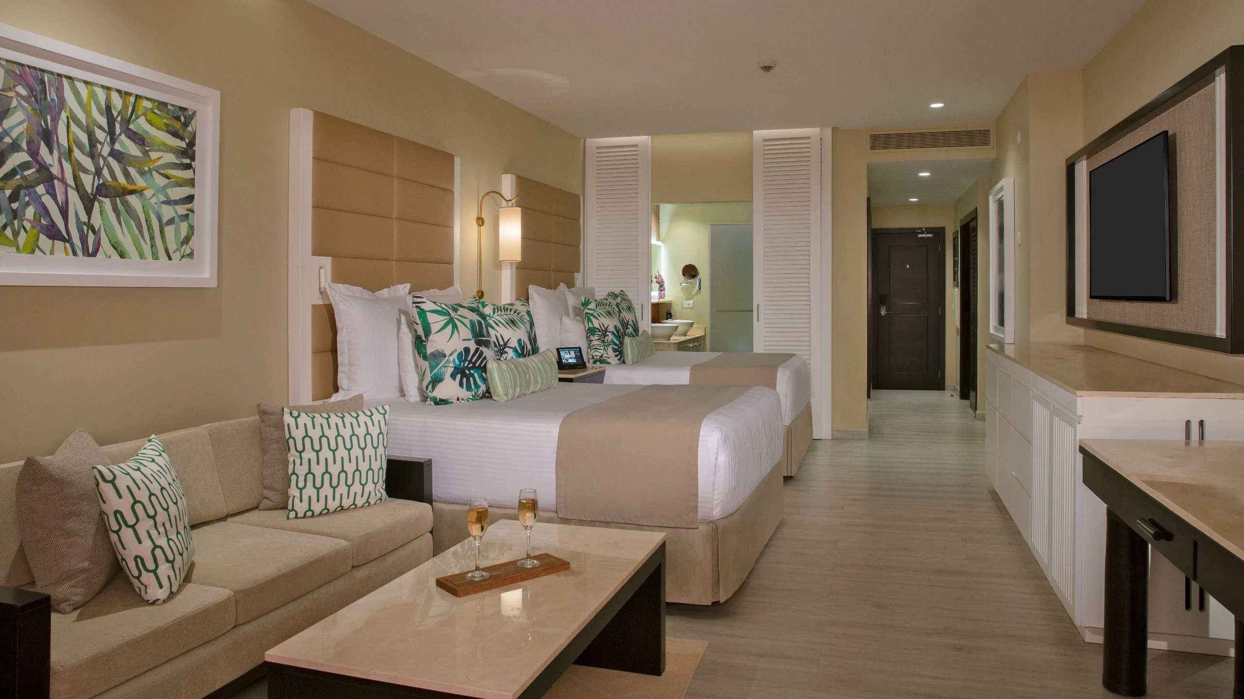 סוויטה עם אזור ישיבה ב־Secrets Wild Orchid Montego Bay