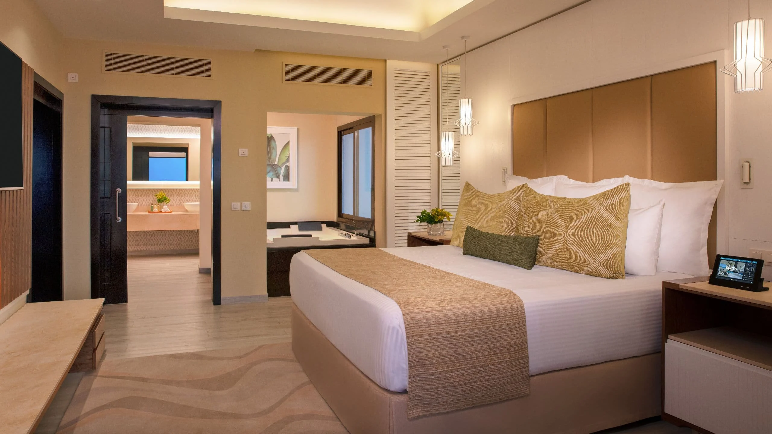 בריכה מול הים ואזור ישיבה ב־Secrets Wild Orchid Montego Bay
