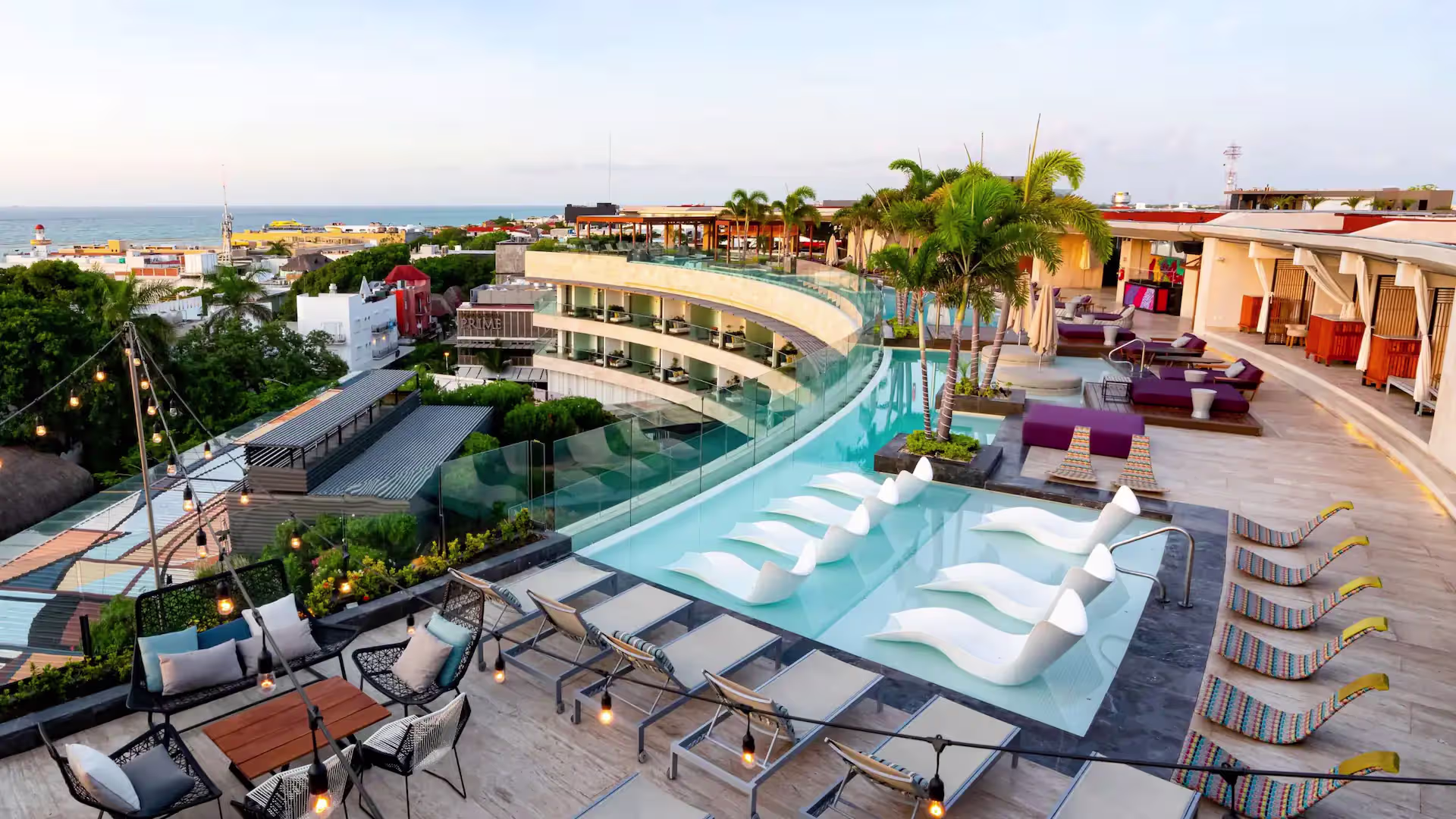 בריכה מול הים ואזור ישיבה ב־Hyatt Centric Playa del Carmen