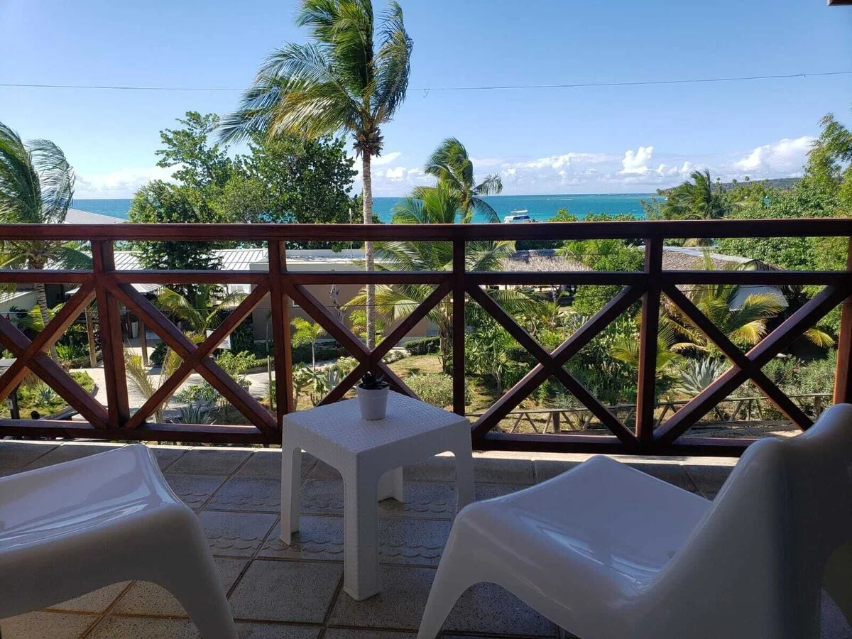 חזית Paradise Island Beach Resort Punta Rucia והבריכה מול החוף
