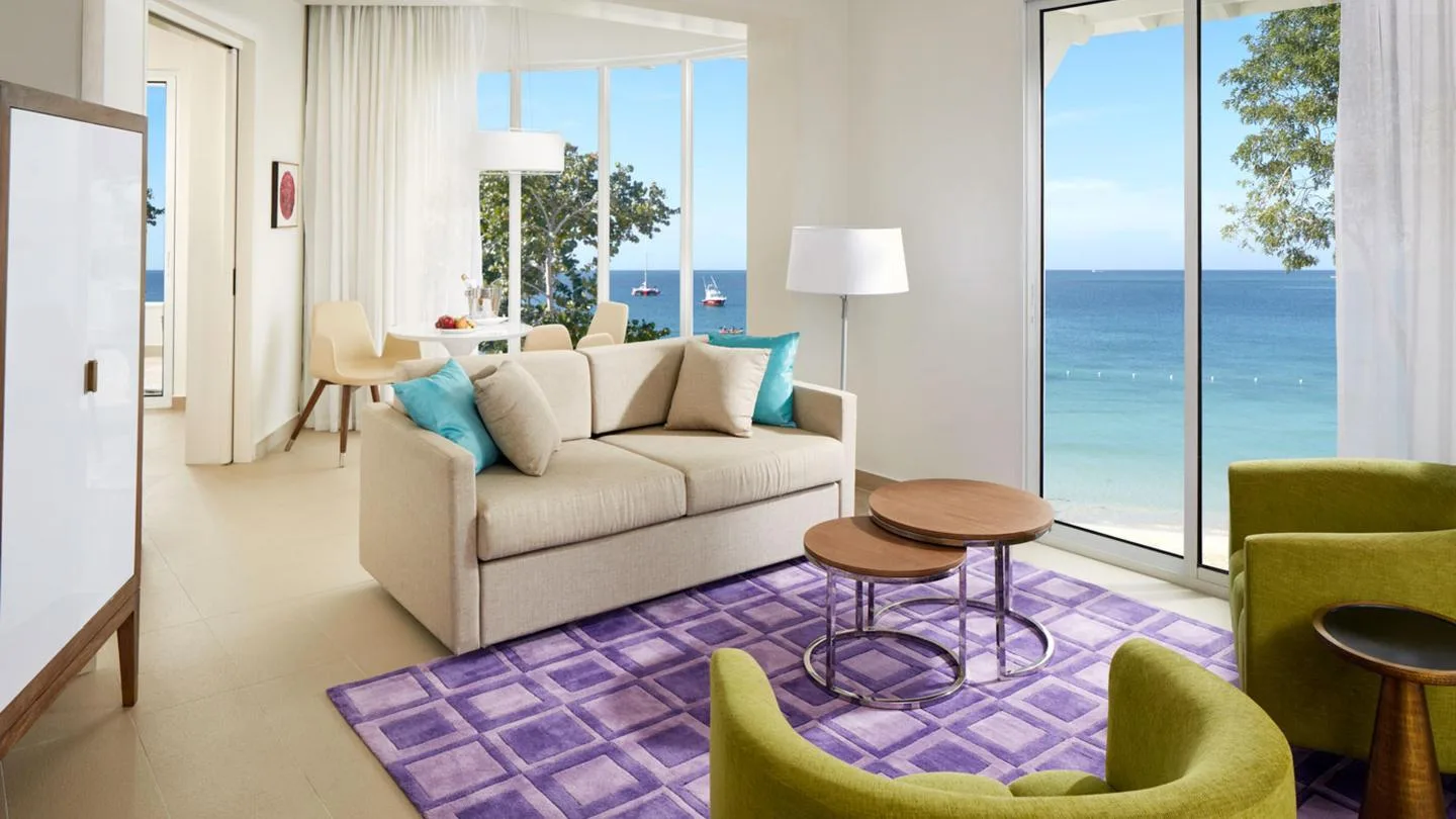 בריכה מול הים ואזור ישיבה ב־Azul Beach Resort Negril