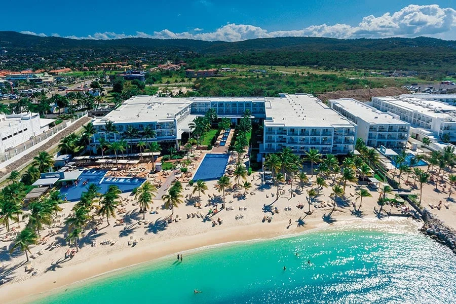 חזית Riu Palace Jamaica והבריכה מול החוף