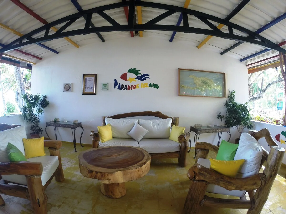 בריכה מול הים ואזור ישיבה ב־Paradise Island Beach Resort Punta Rucia