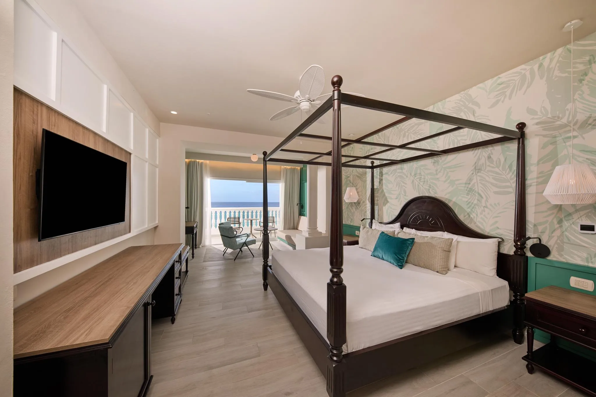 בריכה מול הים ואזור ישיבה ב־Bahia Principe Grand Jamaica