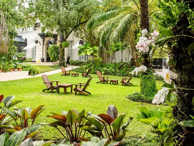 בריכה מול הים ואזור ישיבה ב־Casa Colonial Beach & Spa Puerto Plata