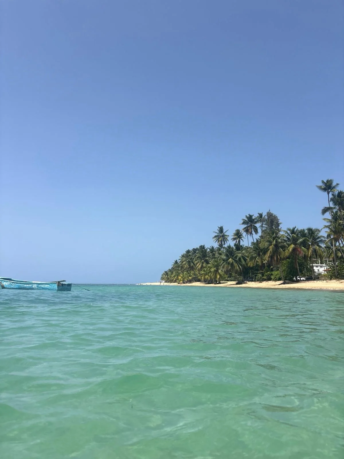 בריכה מול הים ואזור ישיבה ב־Casa de Campo Resort & Villas La Romana