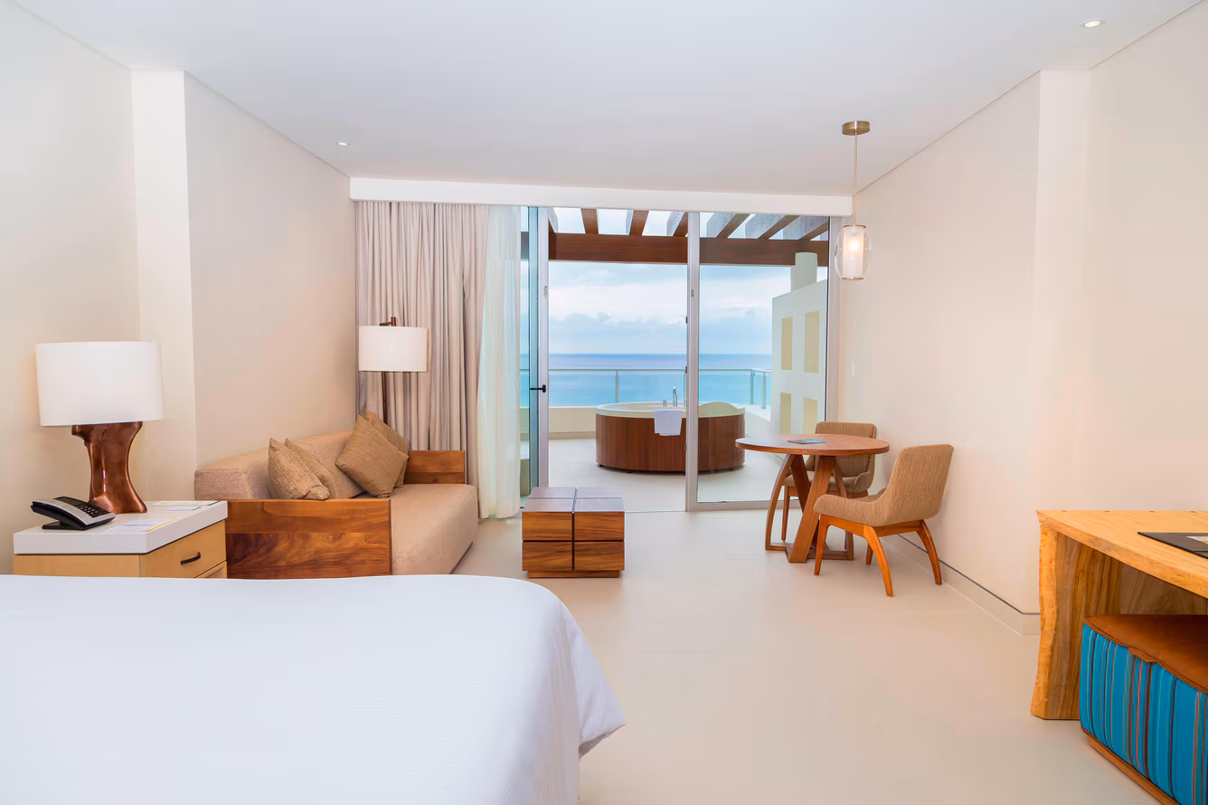 בריכה מול הים ואזור ישיבה ב־The Westin Cozumel