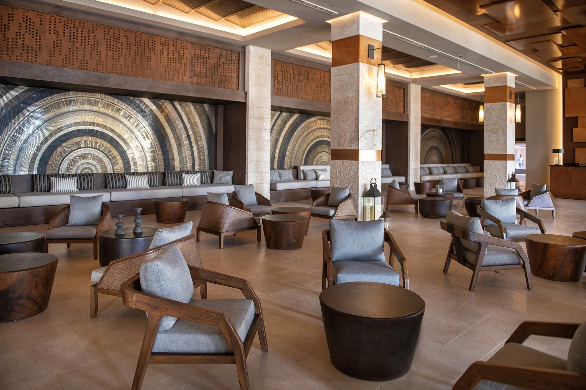 בריכה מול הים ואזור ישיבה ב־Lopesan Costa Bavaro Punta Cana