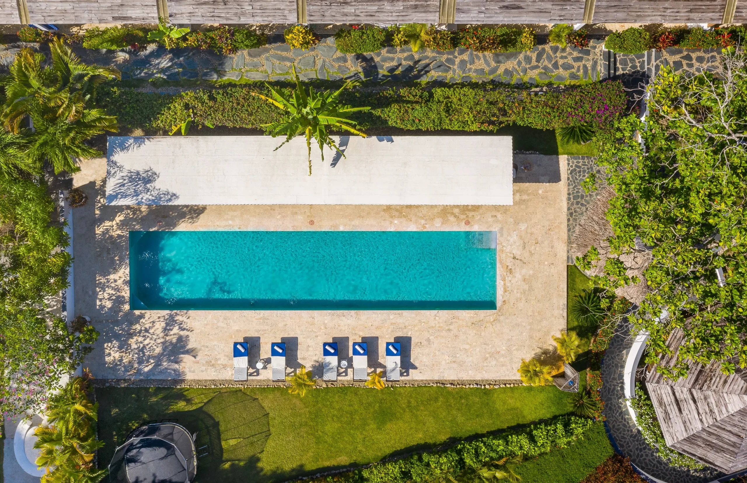 בריכת El Encuentro Surf Lodge Cabarete בשעת ערב