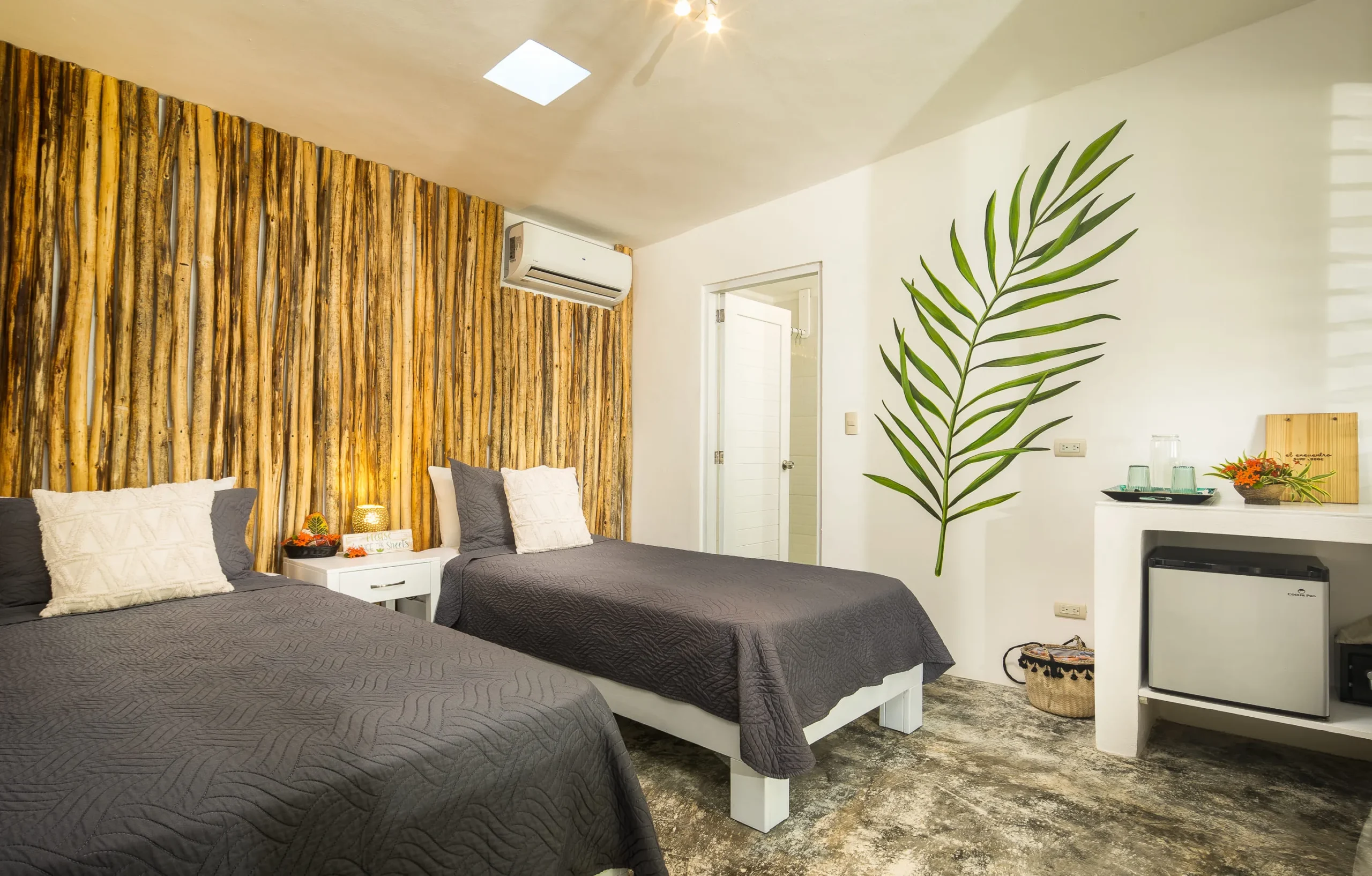 חזית El Encuentro Surf Lodge Cabarete והבריכה מול החוף
