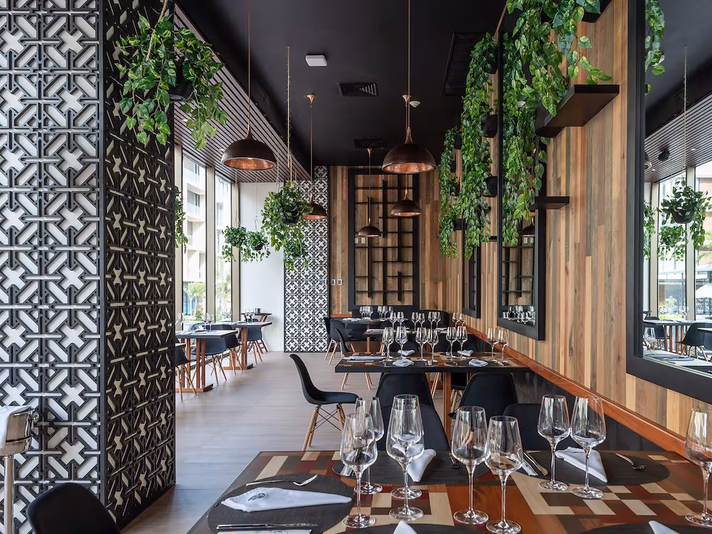 בריכה מול הים ואזור ישיבה ב־The Reef 28 Hotel & Spa Playa del Carmen