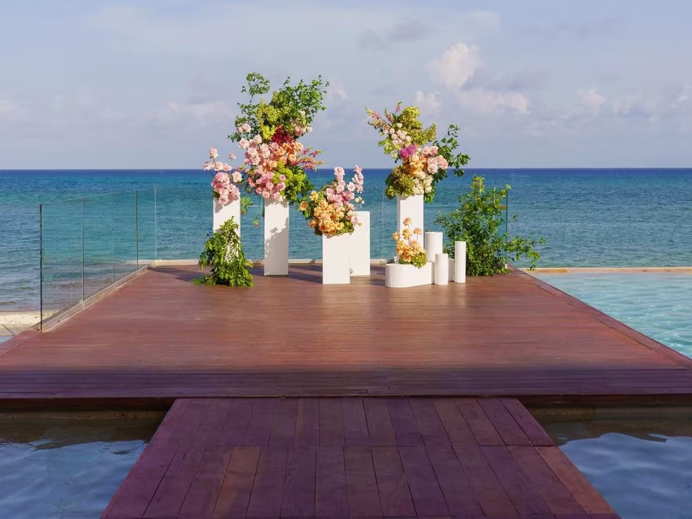 בריכת Devotion by Live Aqua Playa del Carmen בשעת ערב