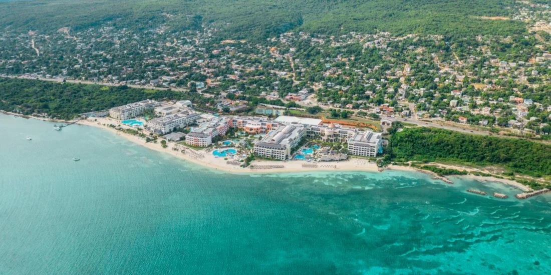 בריכת Iberostar Grand Rose Hall בשעת ערב